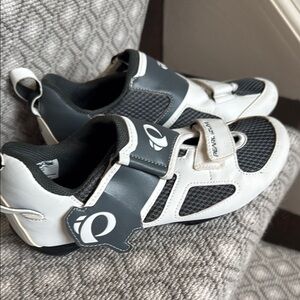 Pearl Izumi Black and White Athletic Cycling Shoes